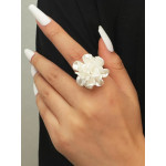 خاتم بتصميم زهرة, باللون الأبيض